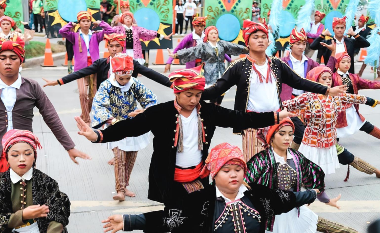 Tanzpaare während eines Gruppenkurses mit professioneller Anleitung