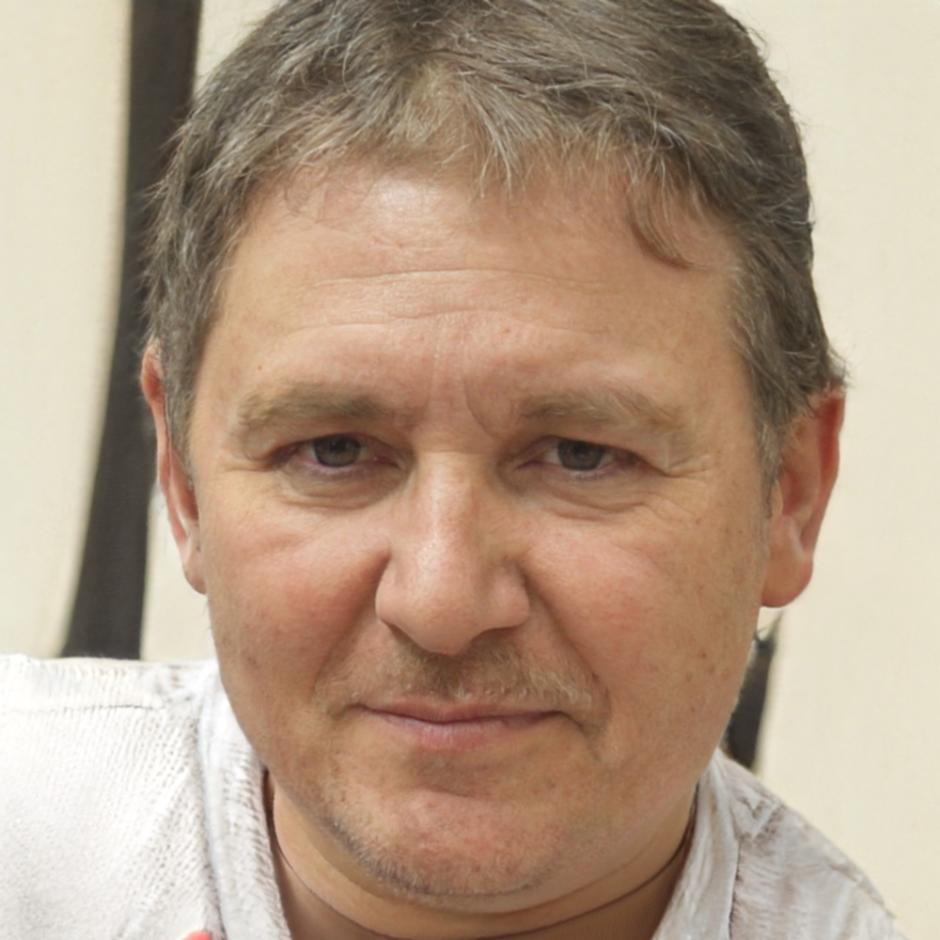 Haupttrainer beim Unterrichten einer komplexen Tanzbewegung