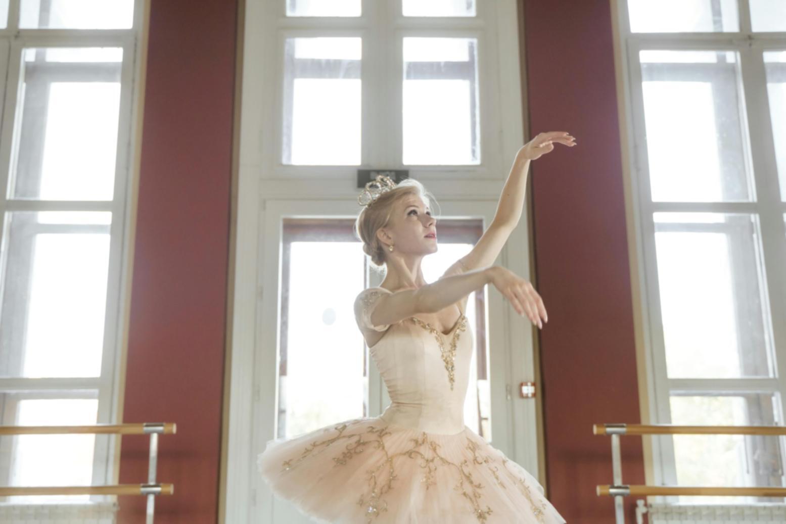 Paartanz-Training in heimischer Umgebung mit Laptop-Setup